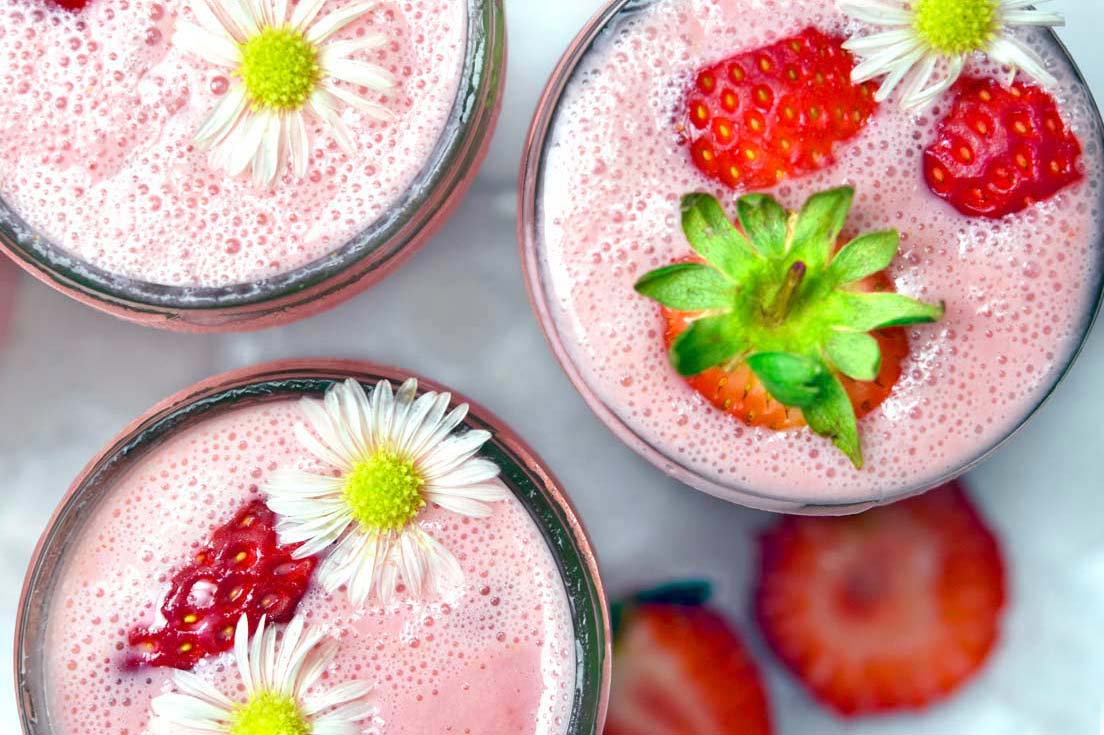 Low Carb Smoothies with sliced strawberries