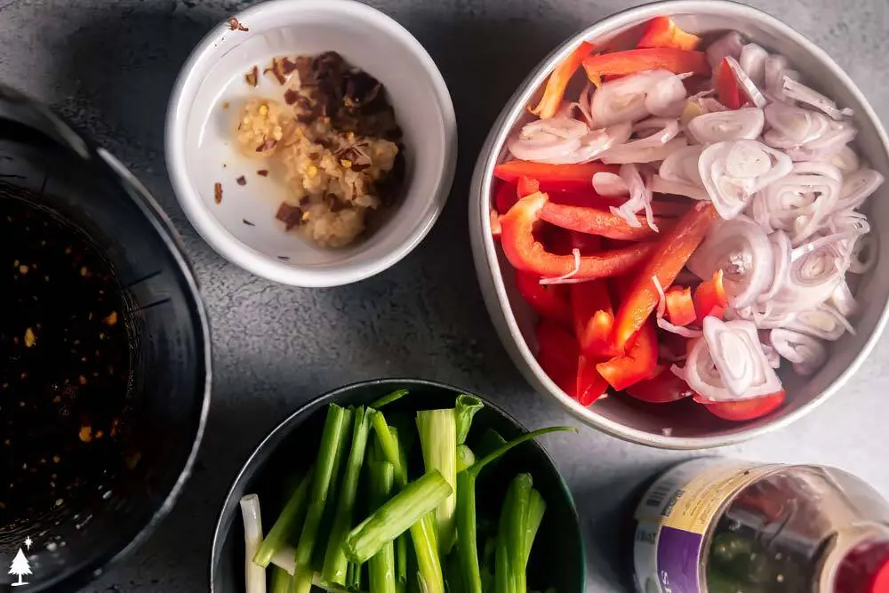 low carb thai noodles ingredients in bowls