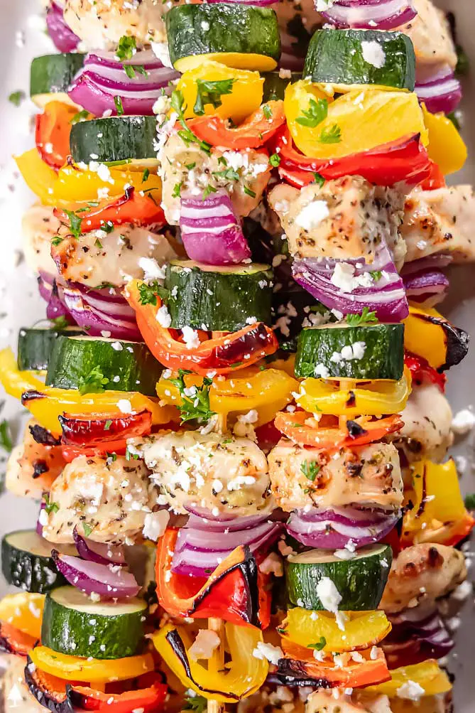 Kyllingspyd bakt i ovnen tilberedes raskt, velduftende og i dette tilfellet uten ild! Klar i 30, saftig og flott hverdagsmiddag. #ovnsbakt kyllingkebab toppvisning av middelhavskyllingkebab i ovnsingrediensene i en bolle