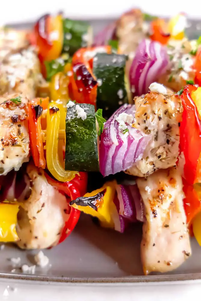 Kyllingspyd bakt i ovnen tilberedes raskt, velduftende og i dette tilfellet uten ild! Klar i 30, saftig og flott hverdagsmiddag. #ovnsbakt kyllingkebab topp utsikt over middelhavskyllingkebab i ovnen
