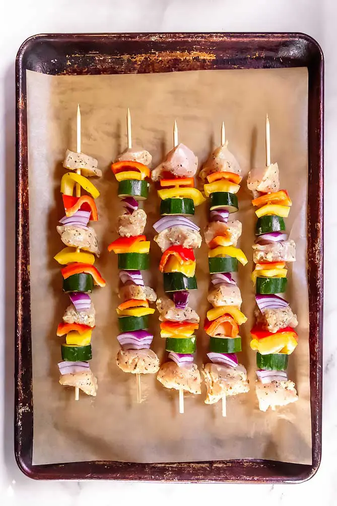 Kyllingspyd bakt i ovnen tilberedes raskt, velduftende og i dette tilfellet uten ild! Klar i 30, saftig og flott hverdagsmiddag. #ovnsbakt kyllingkebab topp utsikt over middelhavskyllingkebab i ovnen