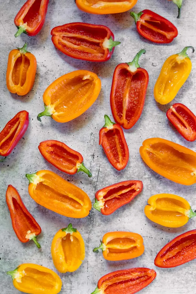 Fylt med kremost og bacon, vil disse salte minipepperne få selv de mest kresne pepperspisere til å suge mer! #fylte mini paprika toppvisning av sunne fylte mini paprika