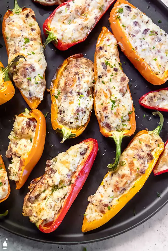 Fylt med kremost og bacon, vil disse salte minipepperne få selv de mest kresne pepperspisere til å suge mer! #fylte mini paprika nær visning av sunne fylte mini paprika