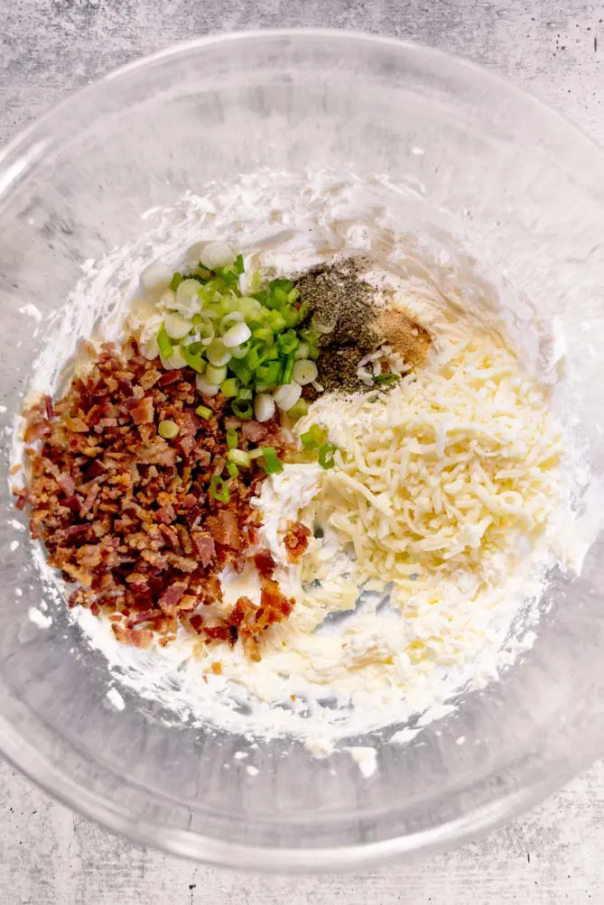 Fylt med kremost og bacon, vil disse salte minipepperne få selv de mest kresne pepperspisere til å suge mer! #fylte mini paprika en nærmere oversikt over ingrediensene til sunne fylte mini paprika i en bolle