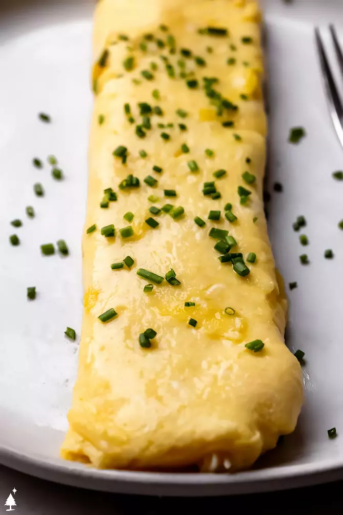 how to make a french omelette on a plate with chives