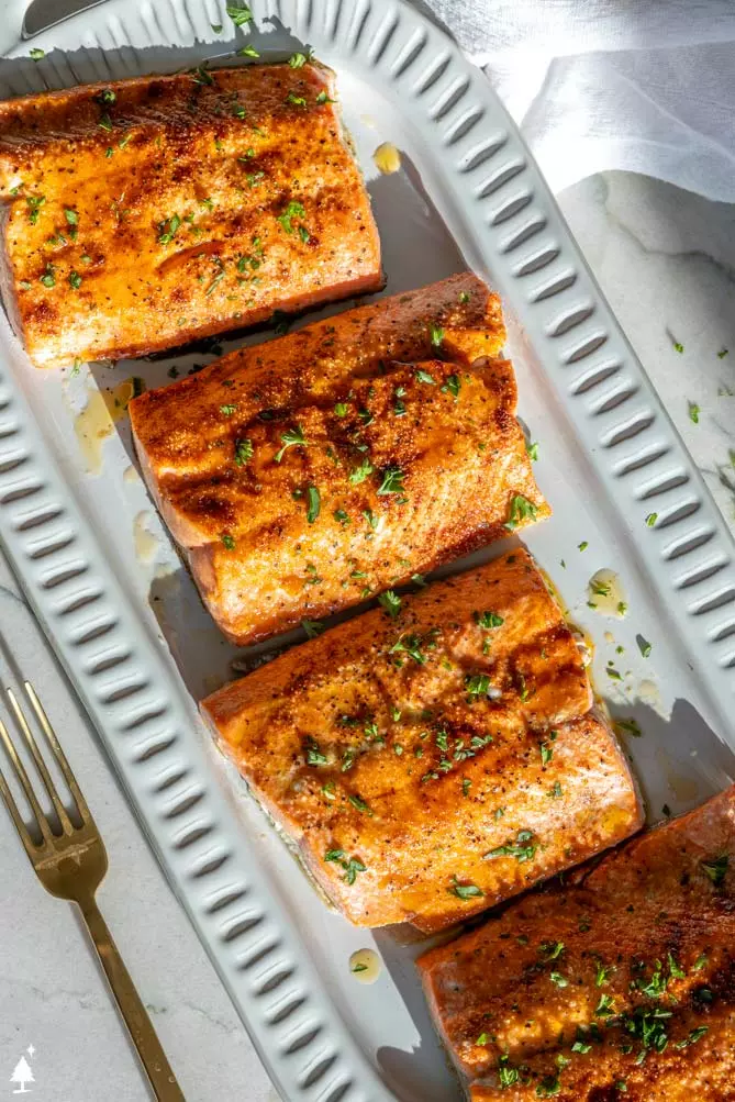 how long to broil salmon on a platter with parlsey on top