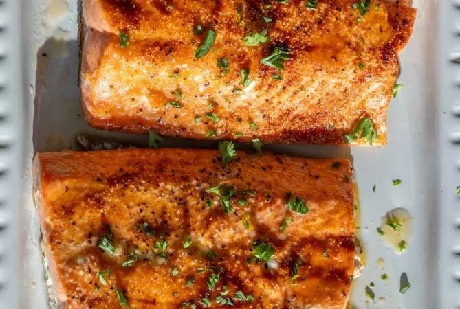 how to broil salmon on a platter with parsley