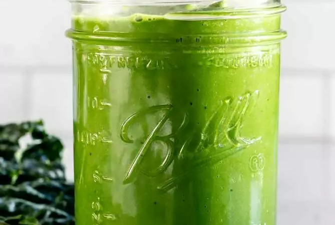 kale smoothie recipe in a mason jar with a lid