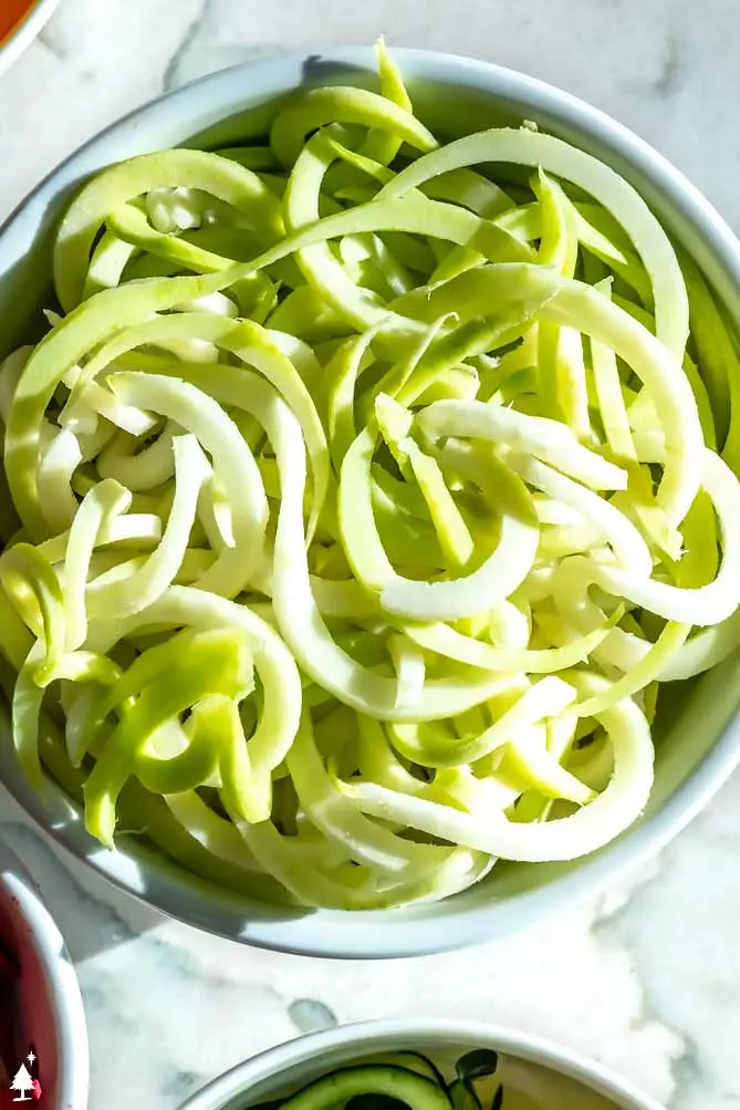 kohlrabi pasta made from vegetables in a bowl